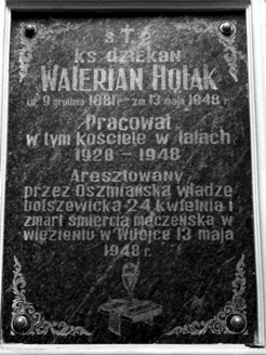 genealogia widok tablicy poświęconej ks. W.Holakowi zamordowanemu przez NKWD